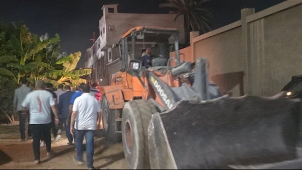 10 لوادر لدعم جهود الإطفاء.. محافظ القليوبية يوجه بإزالة العوائق داخل مصنع الخانكة