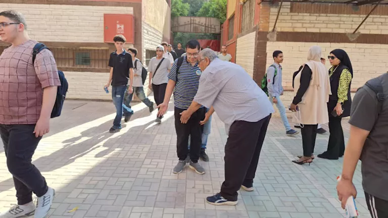 14 صورة.. تفتيش مشدد لطلاب الشهادة الإعدادية والثانوية الأزهرية قبل دخول اللجان