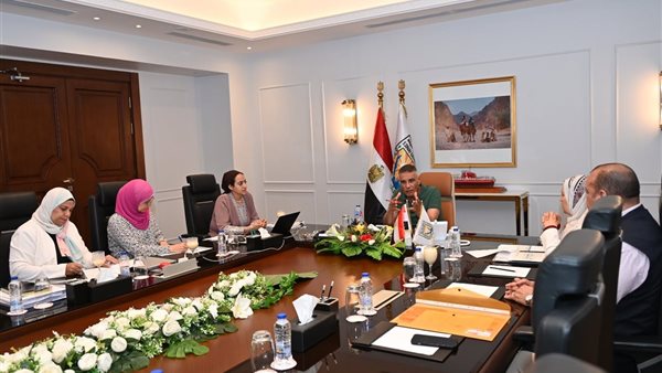 محافظ جنوب سيناء يناقش تطوير الإسكان وتوصيل الخدمات