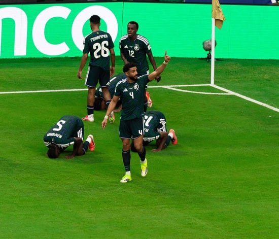 احتفال لاعبى السعودية بهدف عبدالإله العمري