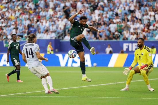 عبدالإله العمري خلال المباراة عبدالإله العمري خلال المباراة