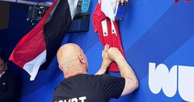 حسام حسن يلبي رغبة الجماهير  بالتوقيع على قمصان المنتخب بعد مباراة بلجيكا.. فيديو وصور