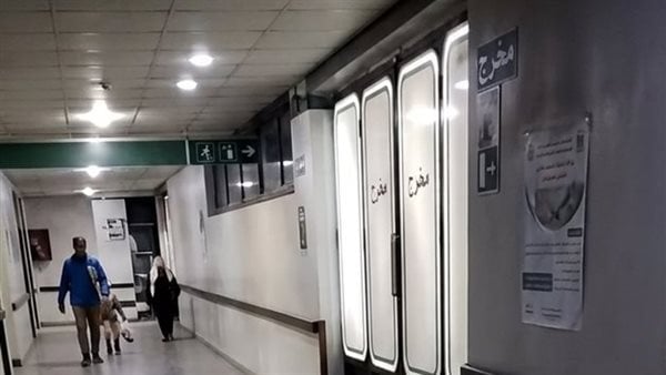 بعد تداول بث مباشر من داخل مستشفى قنا العام.. صاحب الفيديو: أبويا كان بيموت وملقتش دكاترة
