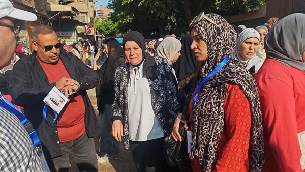 رئيس مدينة شبرا الخيمة توزع المياه والعصائر على طلاب الثانوية العامة قبل الامتحانات