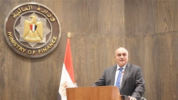 نائب وزير المالية يكريم الأمهات المثاليات والموظفين المتميزين ورواد العمل  بالوزارة