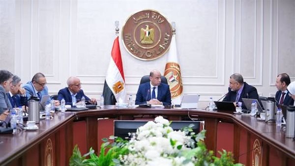 وزير العمل يترأس اجتماع «التشاور الاجتماعي» لاستكمال لوائح قانون العمل الجديد