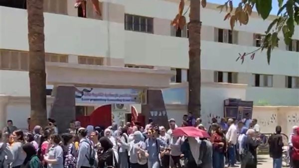 فرحة عارمة بين طلاب الثانوية العامة بالأقصر لسهولة امتحاني الدين والوطنية.. صور