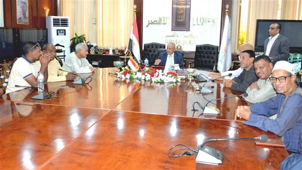 بالصور.. محافظ الأقصر يستقبل وفدًا من أهالي القرنة لبحث مطالبهم ومقترحاتهم