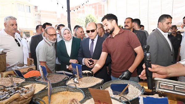 إقبال كبير للمواطنين على سوق اليوم الواحد.. محافظ الغربية يدعم القرى المنتجة ببسيون