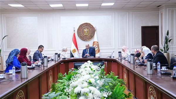 وزير العمل يتفق مع برنامج الأغذية العالمي على خطة تدريب وتشغيل