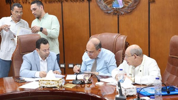 محافظ المنيا يلتقي نواب البرلمان لبحث ملفات التنمية ومتابعة طلبات المواطنين