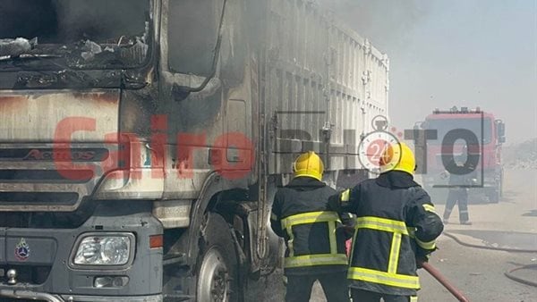 الحماية المدنية بالقاهرة تسيطر على حريق تريلا بطريق الأوتوستراد | صور