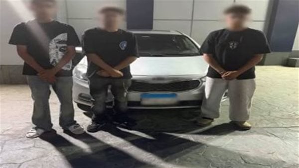 بقصد اللهو.. القبض على 3 طلاب لقيادتهم سيارة برعونة وجلوسهم أعلى نوافذها في القاهرة