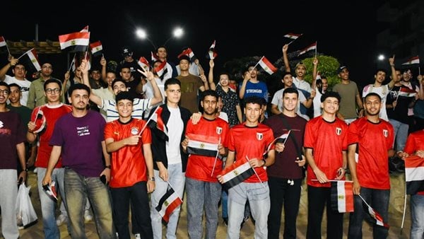 قبل انطلاق المباراة فجرًا.. طلاب المدن الجامعية بجامعة عين شمس يؤازرون المنتخب أمام شاشة «الفان زون» العملاقة بالعاصمة الجديدة
