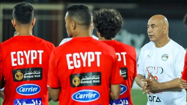 حسام حسن يعرض أمجاد الفراعنة على اللاعبين قبل مباراة نيوزيلندا