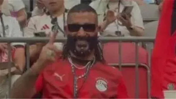 أحمد سعد ومحمد فراج يساندون منتخب مصر من أرض الملعب