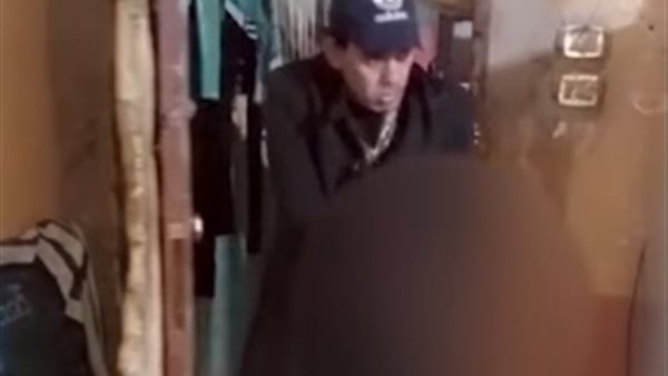 علقوه في سقف غرفة وجردوه من ملابسه.. تفاصيل واقعة احتجاز شخص على يد تشكيل عصابي بأبو النمرس
