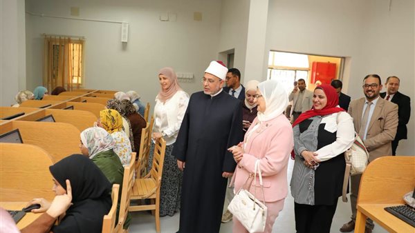رئيس جامعة الأزهر يتابع الاختبارات الإلكترونية لطالبات طب بنات بالقاهرة…صور