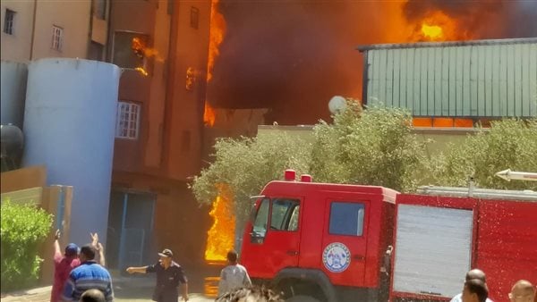 اندلاع حريق في مصنع مواد طلاء بدمياط الجديدة | صور
