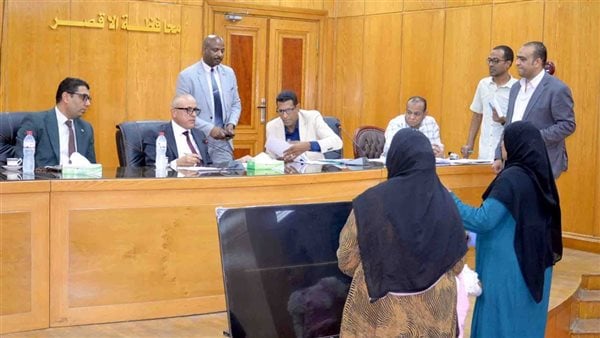 في لقاء اليوم المفتوح.. محافظ الأقصر يناقش 60 طلبا لتخفيف الأعباء عن المواطنين