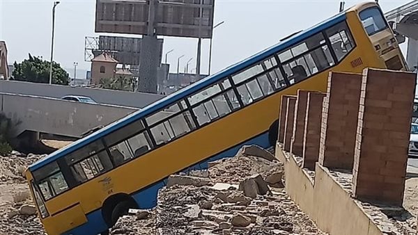 بسبب انقطاع تيل الفرامل.. انقلاب أتوبيس نقل عام بطريق المشير في اتجاه القاهرة الجديدة أمام استاد الدفاع الجوي