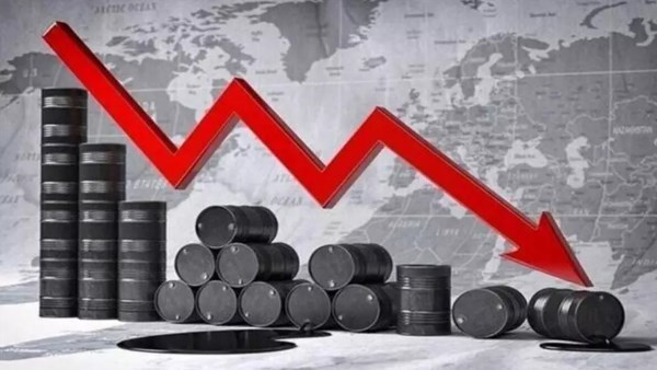 بعد قفزة الـ 82 دولار .. أسعار النفط تتراجع مع فتح مضيق هرمز