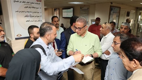 خلال تفقده حي العجوزة.. محافظ الجيزة يستمع لشكاوى المواطنين ويوجه بسرعة الاستجابة لها وحلها