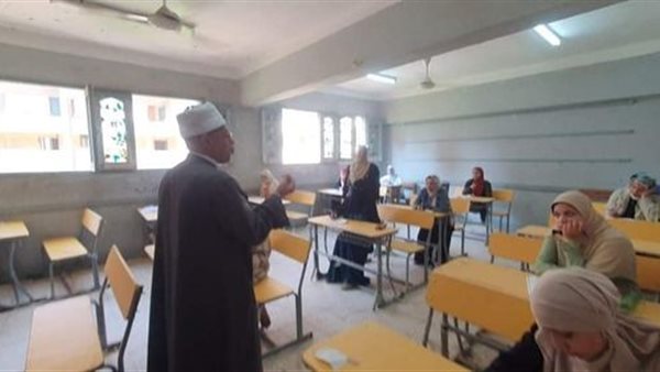 طلاب الثانوية الأزهرية بالقسم الأدبي يؤدون امتحان الفقه وسط إجراءات تنظيمية مشددة