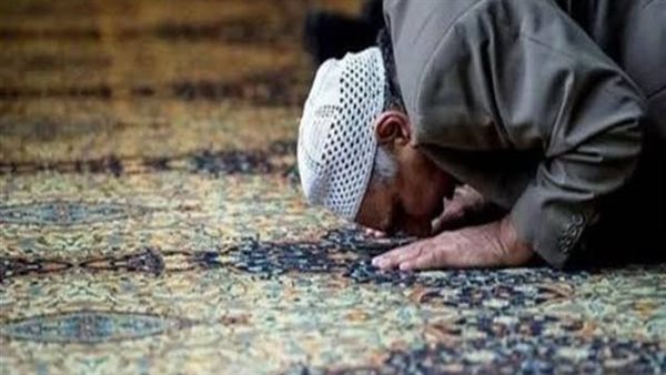 دار الإفتاء: يجوز قطع الصلاة للفريضة عند الضرورة ويقدَّر الأمر بقدرها