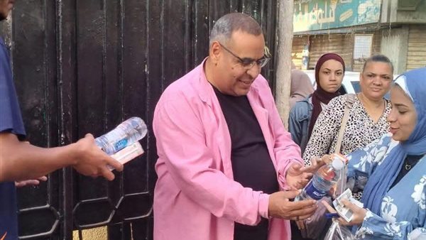 مديرغرب شبرا الخيمة التعليمية يوزع المياه والعصائر على طلاب الثانوية العامة