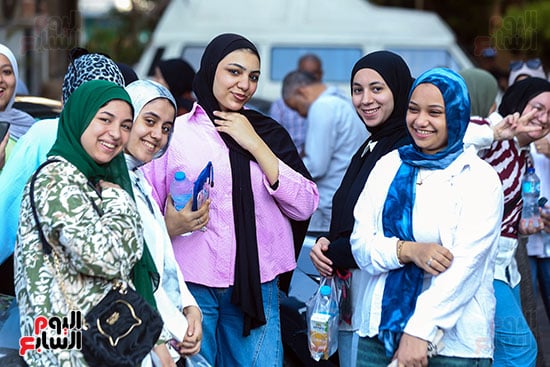 انتظار الطالبات لدخول الامتحان