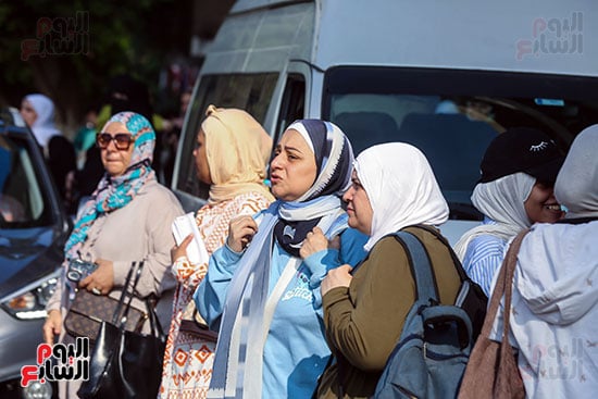 اولياء الامور فى انتظار دخول الابناء