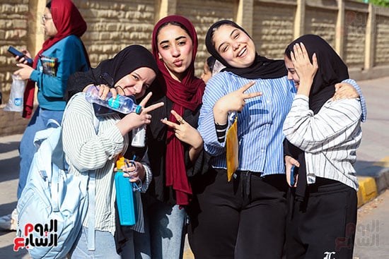 الطابات تشير بعلامة النصر