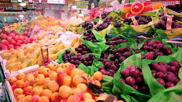 أسعار الفاكهة اليوم.. العنب يبدأ من 25 جنيها والكمثرى المستوردة بـ150 جنيها