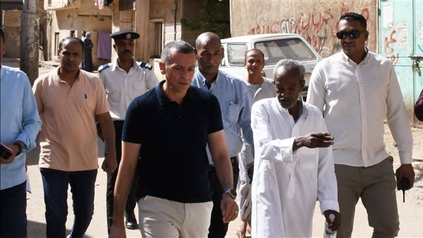 محافظ أسوان يتفقد شوارع وميادين المدينة ويوجه بإزالة مخالفات البناء وتشديد الانضباط