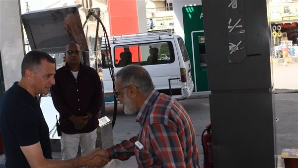 محافظ أسوان يتفقد محطة وقود ويشدد على الالتزام بالضوابط ومنع استغلال المواطنين
