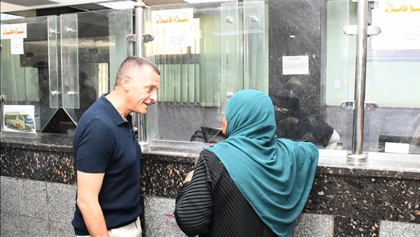 محافظ أسوان يتابع مستوى الخدمات بالمركز التكنولوجى والإستجابة الفورية لمطالب المواطنين