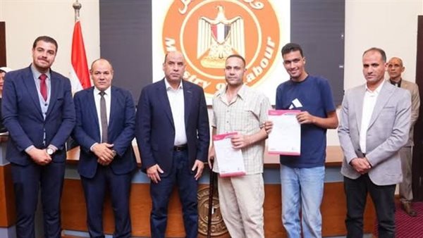 وزير العمل يسلّم عقود توظيف لذوي الهمم