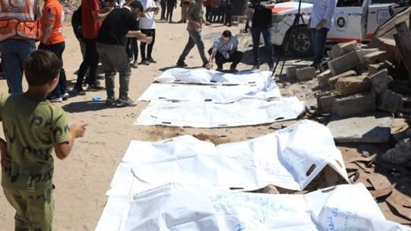 انتشال 40 جثمانا من مقبرة الشيخ رضوان بغزة بعد تجريفها خلال الحرب