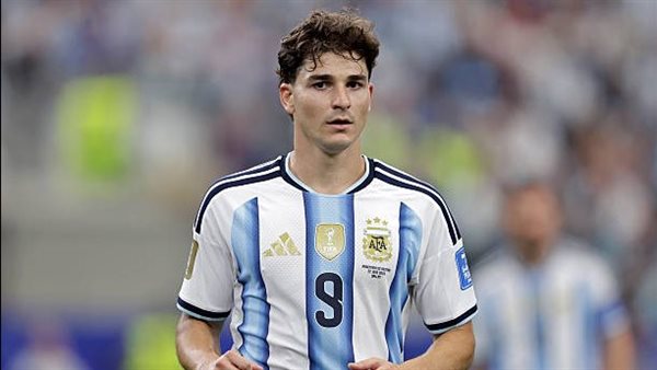 أتلتيكو مدريد يتمسك بجوليان ألفاريز ويهدد بالتصعيد ضد برشلونة