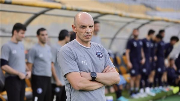 وفاة تاكيس جونياس مدرب بيراميدز ووادى دجلة السابق عن عمر 54 عامًا