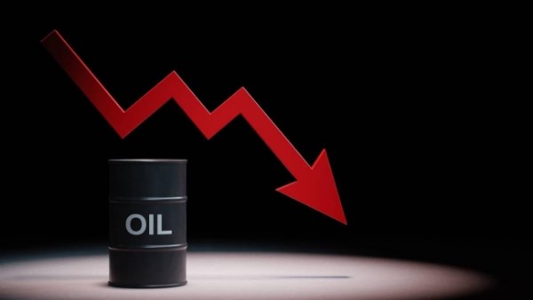 هبوط حاد في أسعار النفط اليوم وسط مؤشرات على عودة الملاحة في هرمز