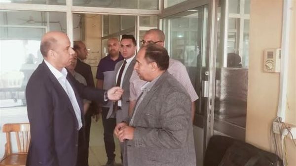 وزير العمل يفاجئ مكتب العاشر من رمضان ويؤكد: جميع خدمات الوزارة مجانية للمواطنين