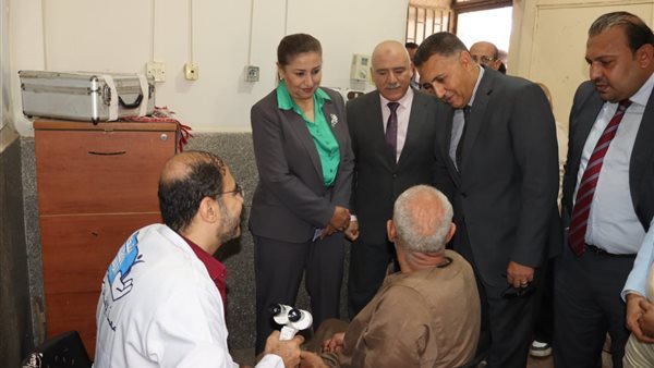 محافظ القليوبية يتفقد قافلة طبية مجانية بالبقاشين ويوجه بتوسيع الخدمات الصحية للمواطنين