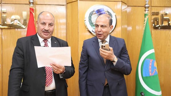 محافظ المنيا يعتمد نتيجة الشهادة الإعدادية ويهنئ الأوائل هاتفيًا بنسبة نجاح 72.73%