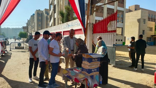 مديرية تعليم الفيوم تستقبل طلاب النور للمكفوفين بالورود والشوكولاتة قبل امتحان اللغة الأجنبية الثانية