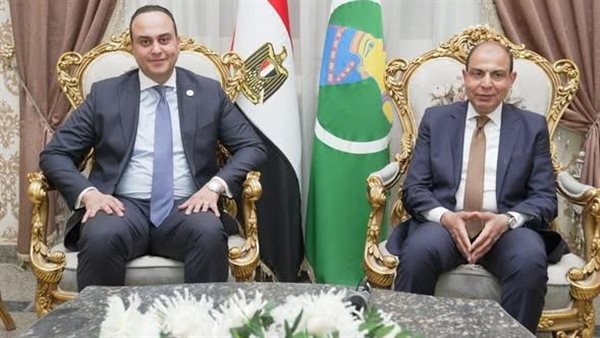محافظ المنيا ورئيس الرعاية الصحية يناقشان تطوير الخدمات الطبية ودعم التأمين الصحي الشامل