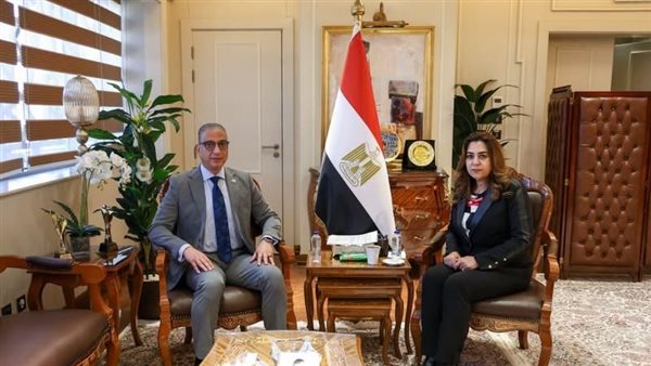 وزيرة التنمية المحلية ومحافظ الجيزة يستعرضان مشروعات التنمية والخدمات ومعدلات الإنجاز بالمحافظة