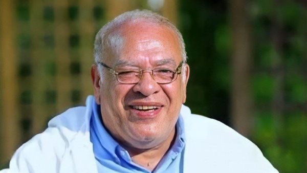 صلاح عبد الله يحتفل بلحظة عائلية دافئة خلال مباراة منتخب مصر
