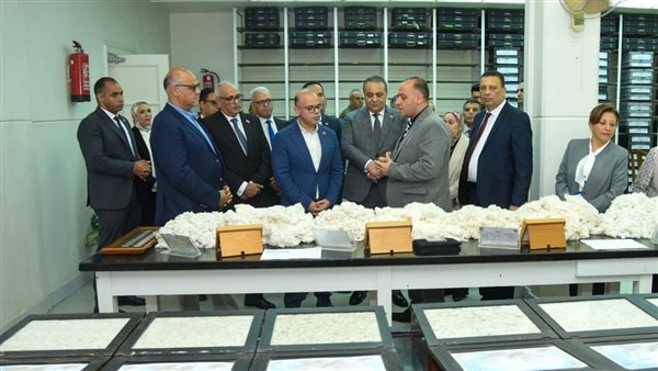 اجتماع موسع بين وزير الاستثمار ومحافظ الإسكندرية لبحث تطوير منظومة القطن